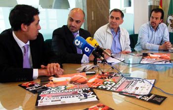 Un momento de la presentación en Guadix de la Copa Puleva (GRJ) Un momento de la presentación en Guadix de la Copa Puleva (GRJ)