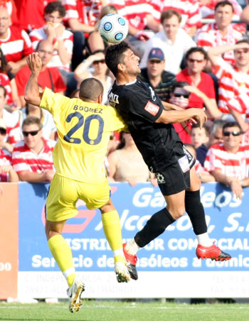 Tariq salta con un jugador alfarero en una acción del partido (LOF) Tariq salta con un jugador alfarero en una acción del partido (LOF)