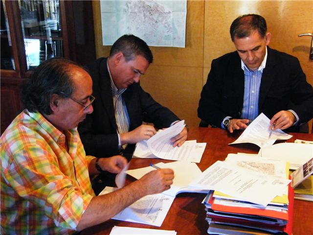 Un momento de la firma del contrato Un momento de la firma del contrato