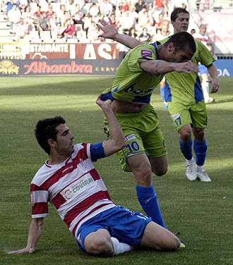 Lucena en una acción ante un jugador de la Ponferradina (AYALA) Lucena en una acción ante un jugador de la Ponferradina (AYALA)