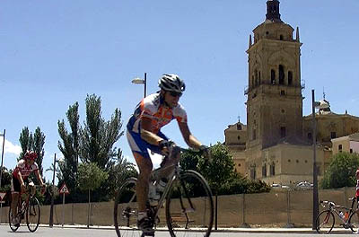 Un momento de la carrera por las calles de Guadix con la catedral al fondo Un momento de la carrera por las calles de Guadix con la catedral al fondo