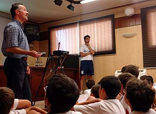 Los alumnos atienden las explicaciones del doctor Gallo (GRJ) Los alumnos atienden las explicaciones del doctor Gallo (GRJ)
