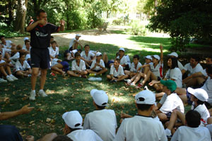 Jose Mari habla con los niños en el Parque Maria Luisa Jose Mari habla con los niños en el Parque Maria Luisa