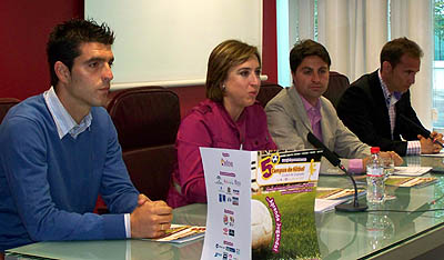 Lucena, en primer plano, junto a Sandra García, Iván López y José Mari Mora 