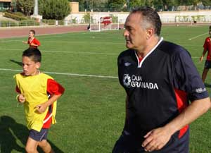 Rafael Gordillo se ejercita con los niños Rafael Gordillo se ejercita con los niños