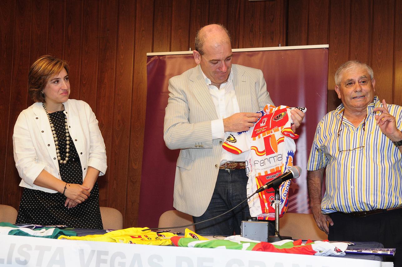 El alcalde de Armilla recibió un maillot conmemorativo del equipo Fermasa-Construcciones Armilla El alcalde de Armilla recibió un maillot conmemorativo del equipo Fermasa-Construcciones Armilla