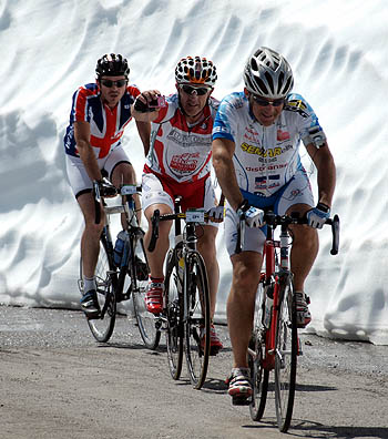 Los ciclistas abriéndose paso entre las paredes de nieve (GRJ)