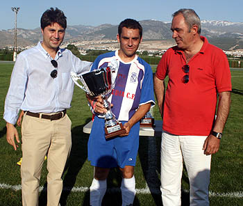 Un momento de la entrega de trofeos del Torneo de Peñas (GRJ) Un momento de la entrega de trofeos del Torneo de Peñas (GRJ)