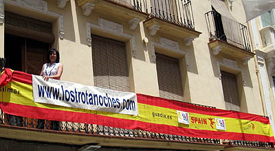 La bandera ocupa varios de los balcones del centro de la localidad accitana