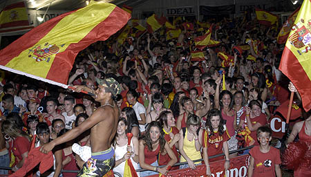 Los aficionados granadinos celebraron la victoria de la selección en el Mundial (AYALA) Los aficionados granadinos celebraron la victoria de la selección en el Mundial (AYALA)