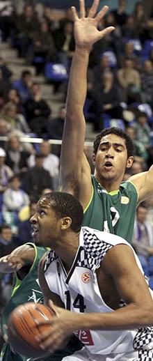 Ludovic Vaty en una acción ante Unicaja Ludovic Vaty en una acción ante Unicaja