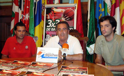 Óscar Fernández junto a Antonio Escámez y Francisco Javier Fernández Óscar Fernández junto a Antonio Escámez y Francisco Javier Fernández