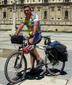 Juan Zamora a las puertas de la Catedral de Santiago Juan Zamora a las puertas de la Catedral de Santiago