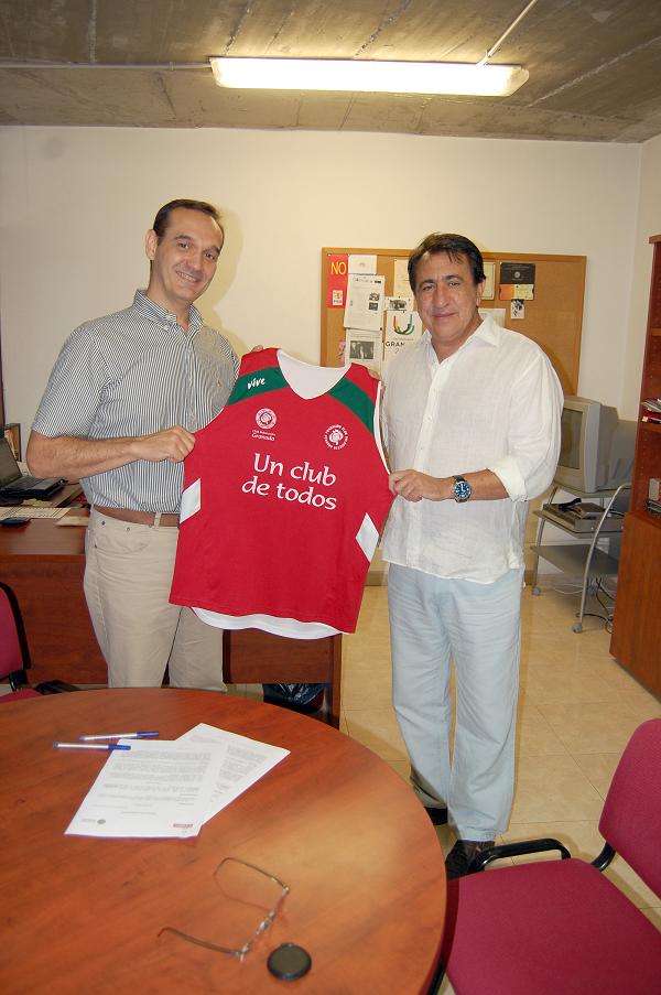 Julián Aranda durante la firma del beneficioso acuerdo Julián Aranda durante la firma del beneficioso acuerdo