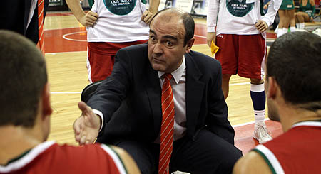 Trifón Poch, entrenador del CB Granada, analiza el calendario (ACBMEDIA) Trifón Poch, entrenador del CB Granada, analiza el calendario (ACBMEDIA)