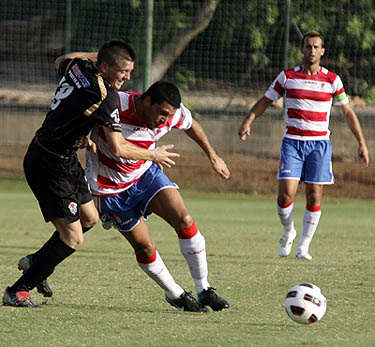 Tariq Spezie pugna por el esférico con un jugador del Jumilla CF (LOF) Tariq Spezie pugna por el esférico con un jugador del Jumilla CF (LOF)
