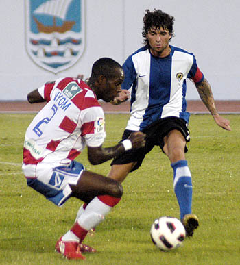 Nyom con el balón presionado por el alicantino Tote (PACO AYALA) Nyom con el balón presionado por el alicantino Tote (PACO AYALA)