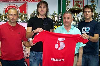 Carlos Marsa presentando a los tres nuevos futbolistas Carlos Marsa presentando a los tres nuevos futbolistas