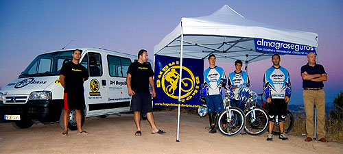 Eloy y Andres, propietarios de Buguibikes, los pilotos Víctor, Pablo y Robert, y a la derecha Miguel, gerente de Almagroseguros
