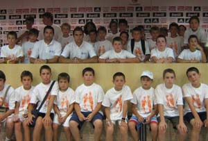 Los pequeños en la sala de prensa del Santiago Bernabeu Los pequeños en la sala de prensa del Santiago Bernabeu