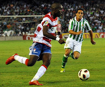 Nyom sube el balón por su banda presionado por un rival (BALDOMERO) Nyom sube el balón por su banda presionado por un rival (BALDOMERO)