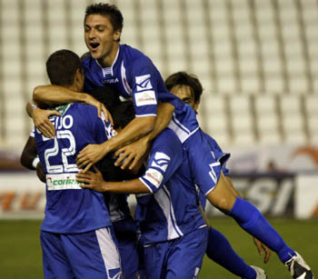 Los jugadores felicitan a Geijo tras la consecución de un tanto (LOF) Los jugadores felicitan a Geijo tras la consecución de un tanto (LOF)