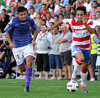Carlos Calvo conduce el balón en carrera (BALDOMERO) Carlos Calvo conduce el balón en carrera (BALDOMERO)