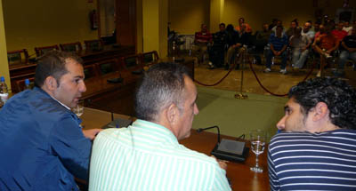 Noel López, alcalde de Maracena, escucha las propuestas de los peñistas (GRJ) Noel López, alcalde de Maracena, escucha las propuestas de los peñistas (GRJ)