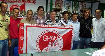 Los ocho futbolistas junto a Carlos Marsá Los ocho futbolistas junto a Carlos Marsá