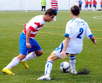 Una acción del Granada CF y Loja CD de Preferente Juvenil (A. RIVERA)
