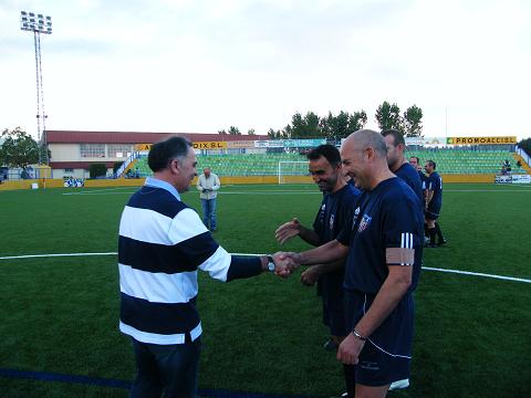El alcalde y el concejal de Deportes saludaron a los jugadores que participaron en el partido inaugural El alcalde y el concejal de Deportes saludaron a los jugadores que participaron en el partido inaugural