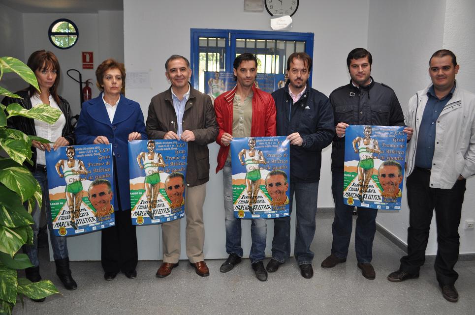 Paquillo junto al alcalde, el concejal de Deportes, la viuda de Manuel Alcalde y su hermana