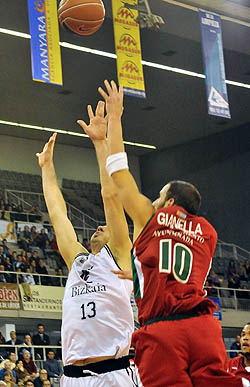 Gianella busca canasta ante Bilbao (BALDO)
