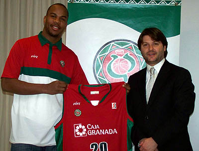 Adre Owens junto a Daniel Lozano, vicepresidente del CB Granada, en la presentación (GRJ)