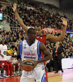Prestes defiende a un jugador de Lagun Aro (PHOTOACB)