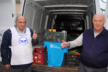 Representantes del Banco de Alimentos  en el momento de cargar los alimentos 