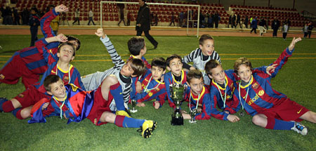 Los jugadores azulgranas celebran la victoria en el torneo de Pinos Puente