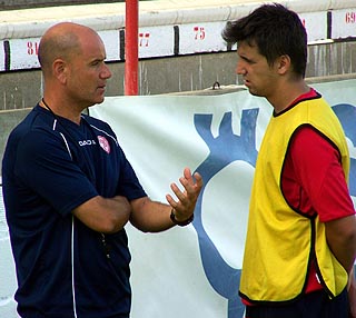 El técnico Miguel Rivera dialoga con Xisco Nadal (GRJ)