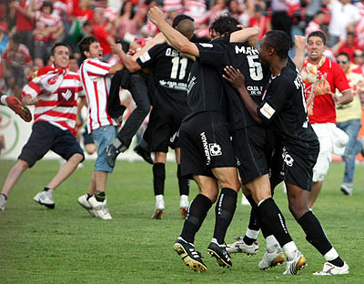 Los jugadores celebrando el ascenso la pasada temporada (ARCHIVO)